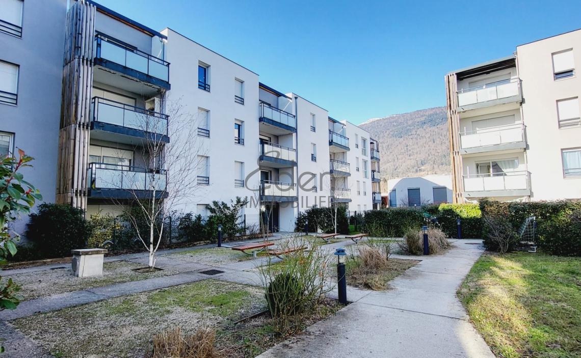 GEX - T2 récent avec balcon et double garage 