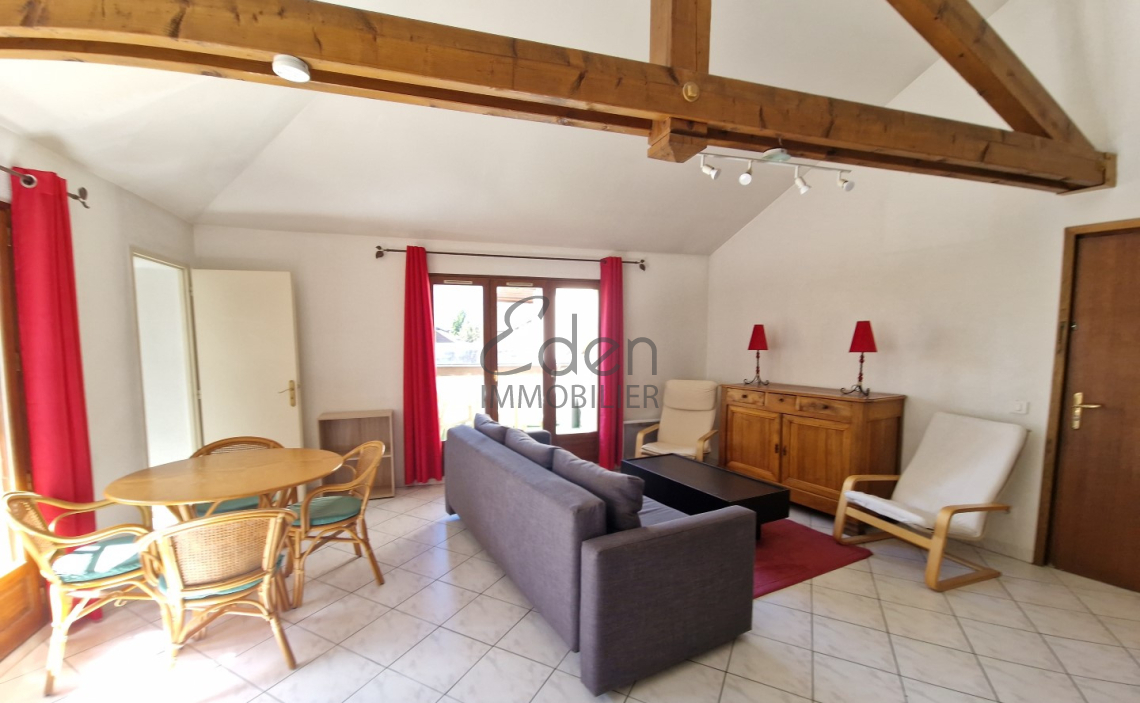 ORNEX -Charmant T2 Bis sous les toits -- 82 m2 au sol dans pe