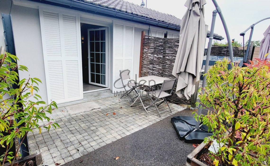 SEGNY- STUDIO MEUBLE AVEC TERRASSE